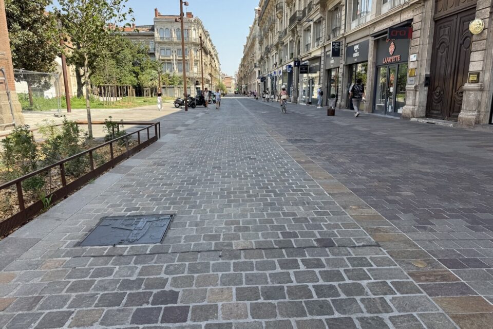 Le sol de la rue de Metz fraîchement refaite est bien plus clair qu'auparavant pour gagner quelques degrés en surface. 