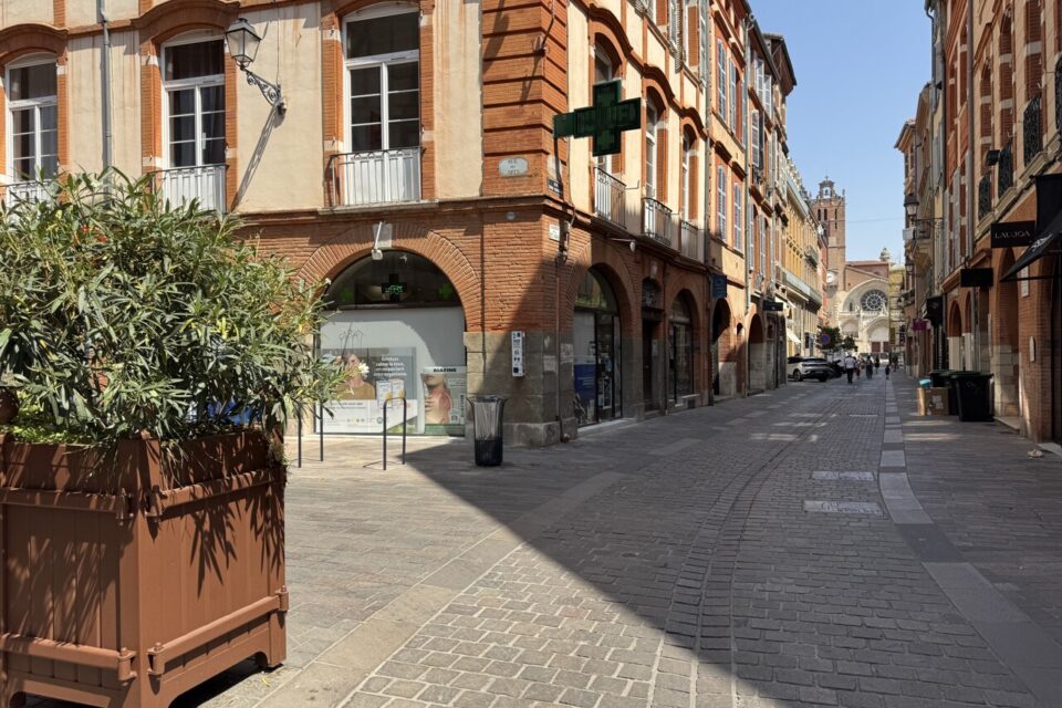 La rue Croix-Baragnon fait partie des espaces débitumisés depuis 2024. 