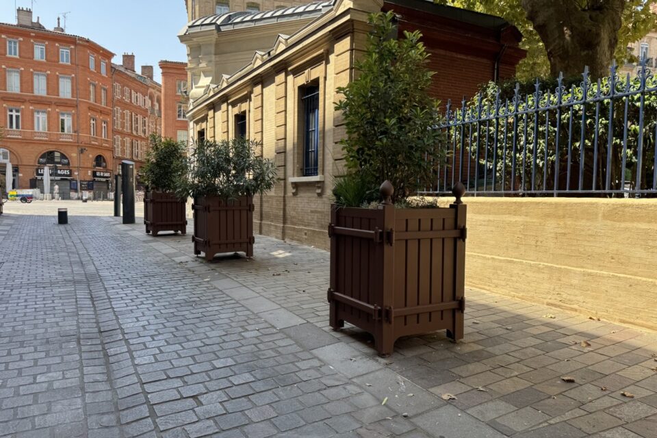 Quand la végétalisation n'est pas possible, ce sont des bacs de plantations qui sont installés, comme ici, rue Croix-Baragnon.