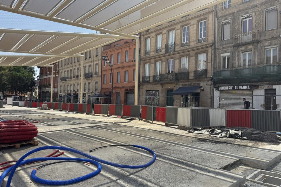 Si la pergola est terminée, cela n'est pas encore le cas pour la place en elle-même.