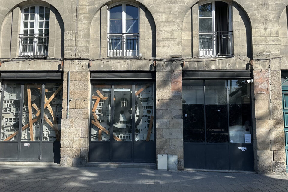 Le client mécontent s'en est pris aux salariés du bar, jeudi 7 août en début de soirée. 
