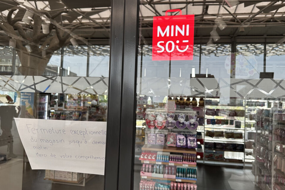 La boutique Miniso, en gare de Nantes, a fermé ses portes à 14h30 face à la chaleur.
