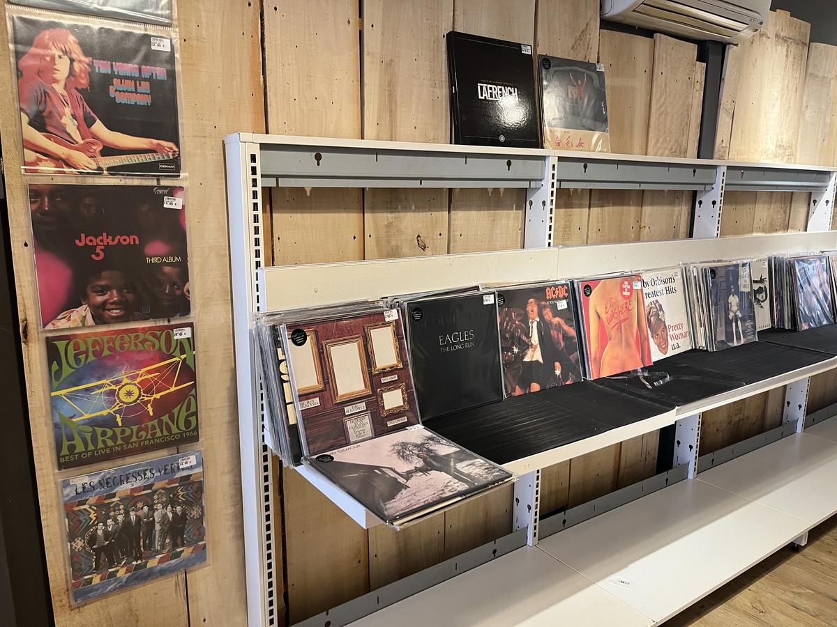 Dans la boutique Kult’ Okaz, un coin vinyle, en face les BD, les DVD et à côté les livres. 