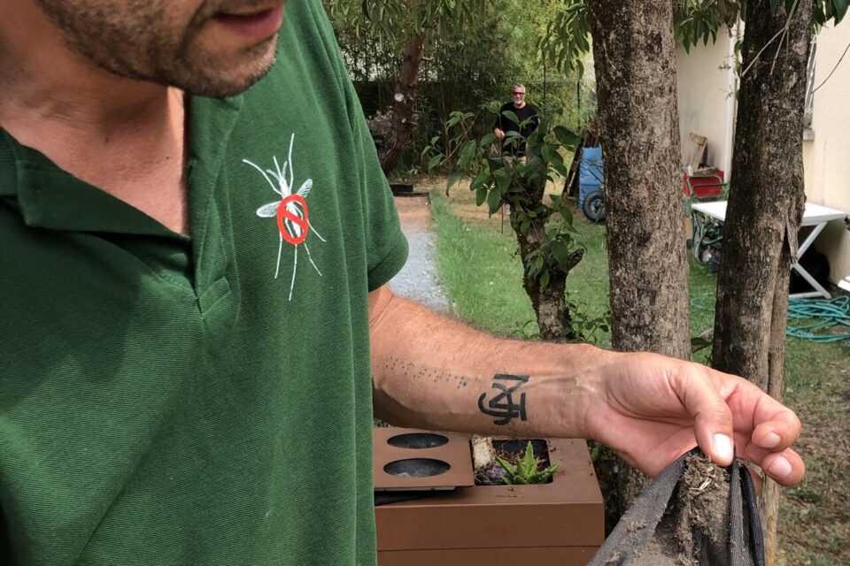 Jérôme Duprat en train de montrer un piège à moustiques.