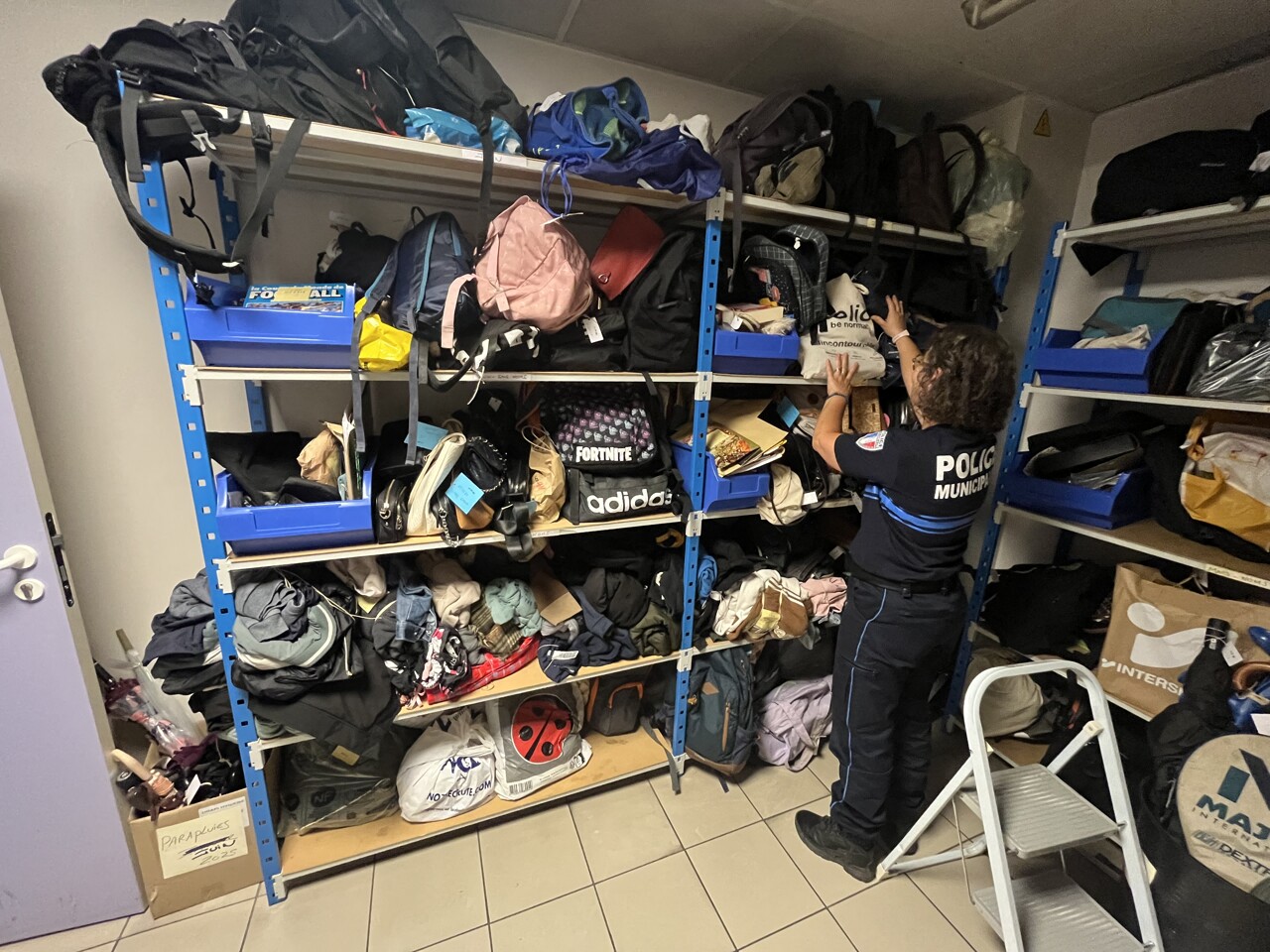 Dentier, fauteuil roulant... À Rouen, des objets trouvés toujours plus nombreux et étonnants