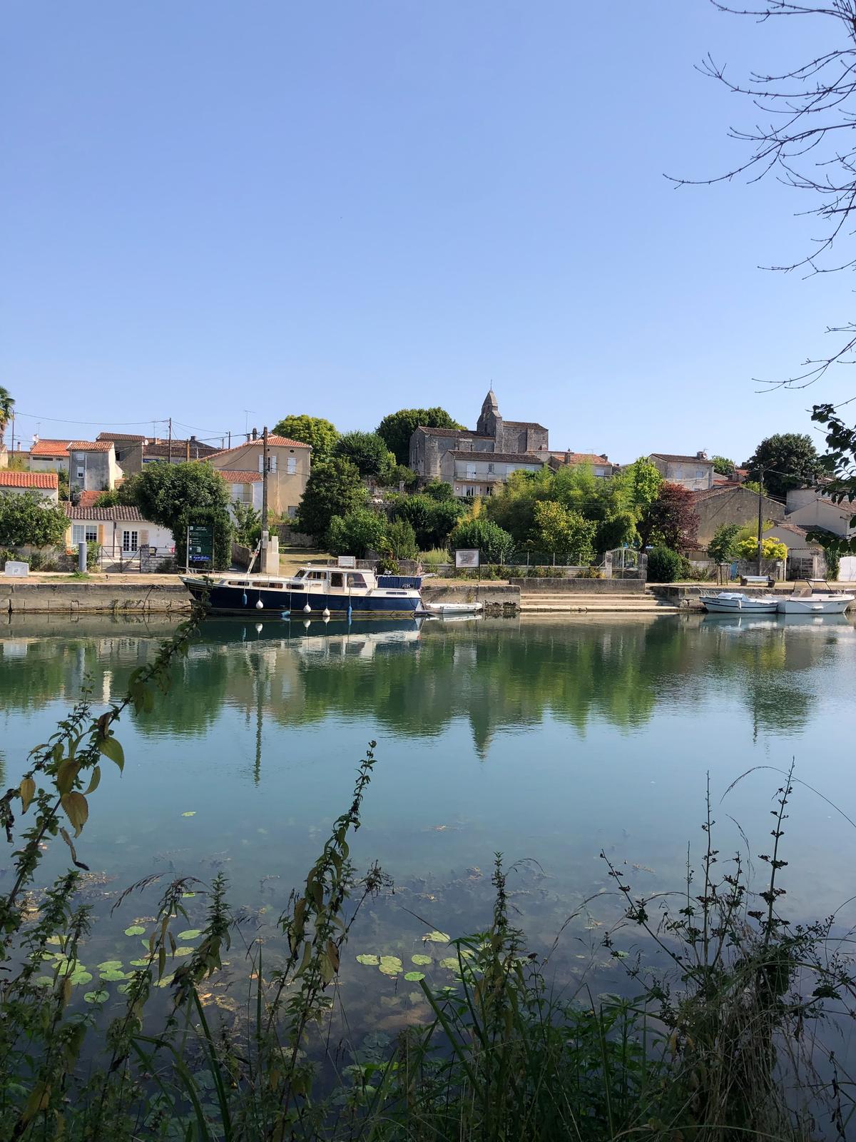 La Flow Vélo offre une jolie vue sur le village gabarier de Saint-Simon.