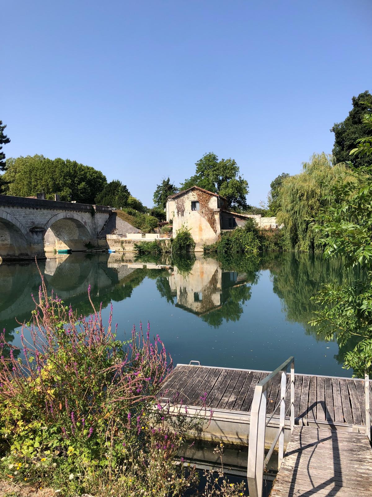 Le pont de Vinade, à Bassac… et un petit ponton qui invite à tremper ses pieds.