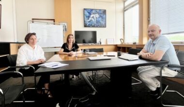 De g. à d. : Annick Langlois, chargée d’évaluation des politiques publiques au CD 76, Alexandra Grandsire, directrice du pilotage, de la stratégie et de l’évaluation et David Mercier, DGS de la collectivité.
