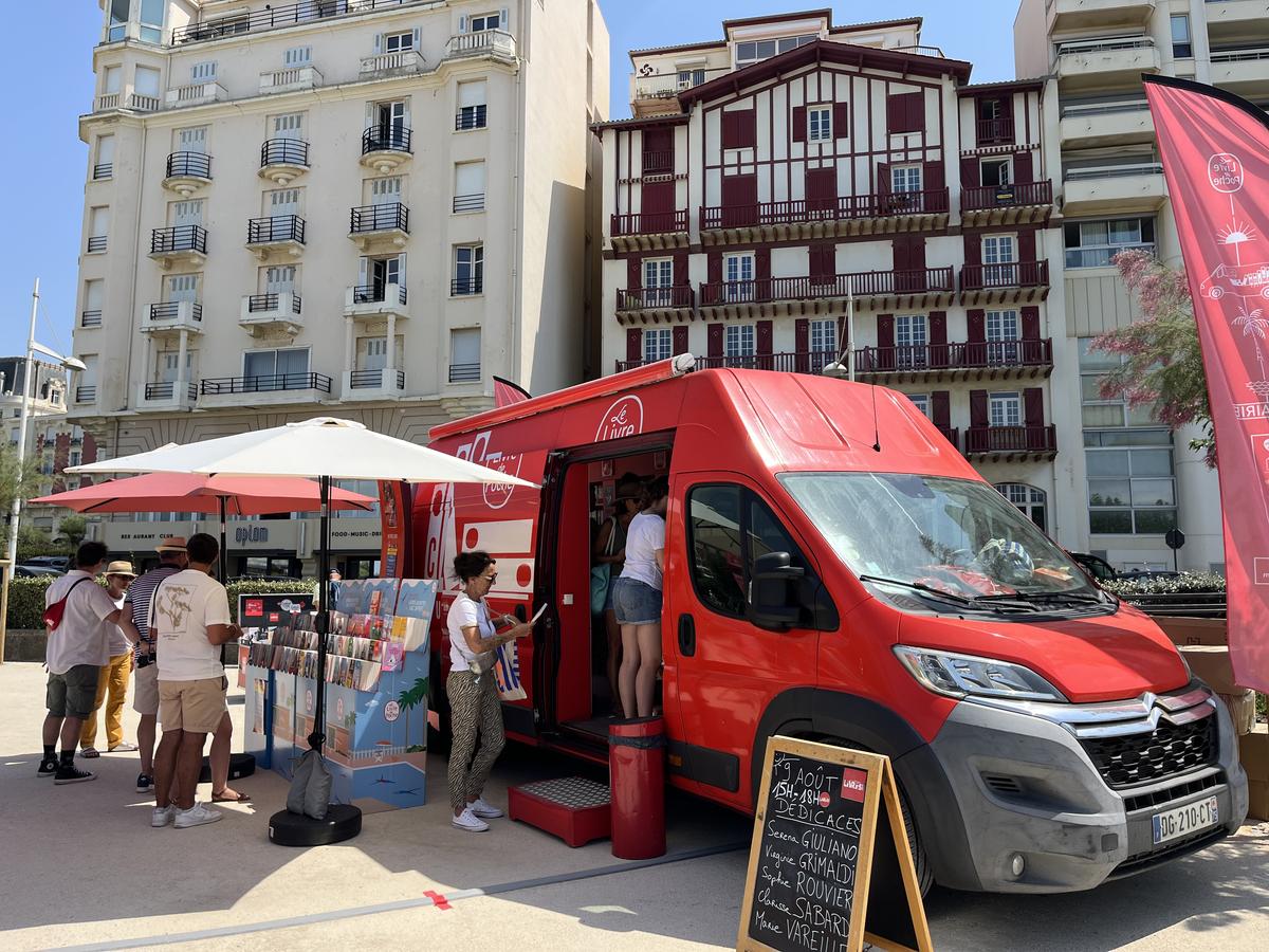 Le camion qui Livre, librairie ambulante estivale des Éditions Livre de Poche.