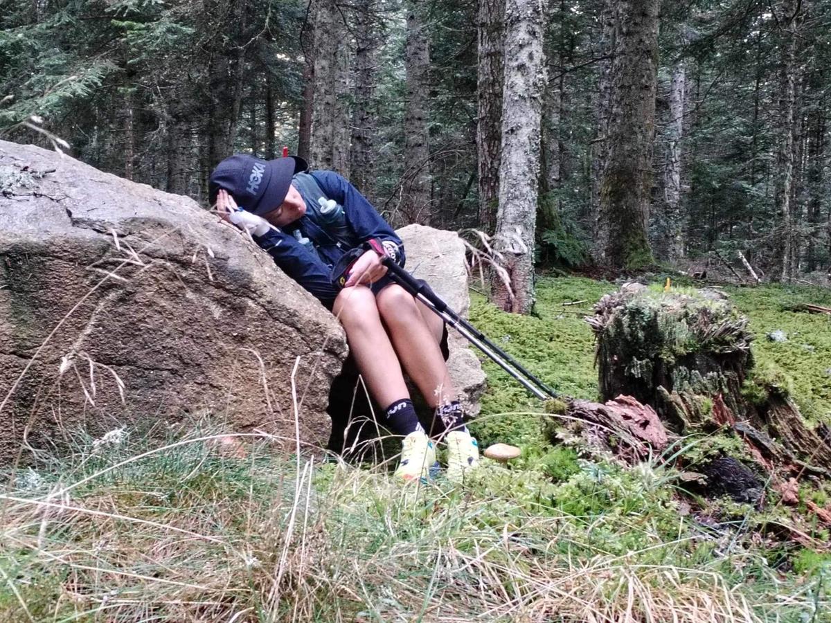 Margot Deshoulières en pleine micro-sieste, lors d’une précédente course d’ultra-trail.