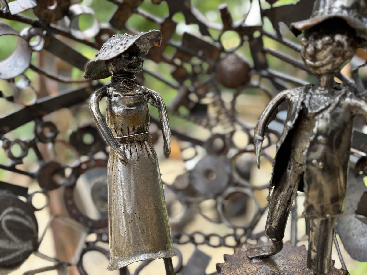 Certaines œuvres sont visibles au restaurant l’Auberge de l’abbaye à Saint-Amant-de-Boixe.
