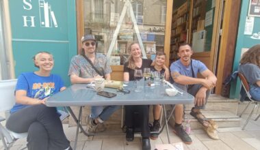 chez Bookie’s, le « café du coin » où on cause la langue de Shakespeare autant que celle de Molière