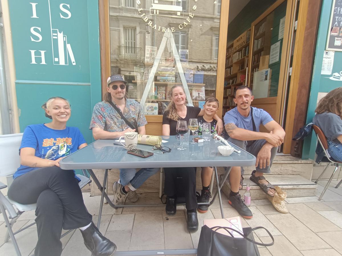 chez Bookie’s, le « café du coin » où on cause la langue de Shakespeare autant que celle de Molière