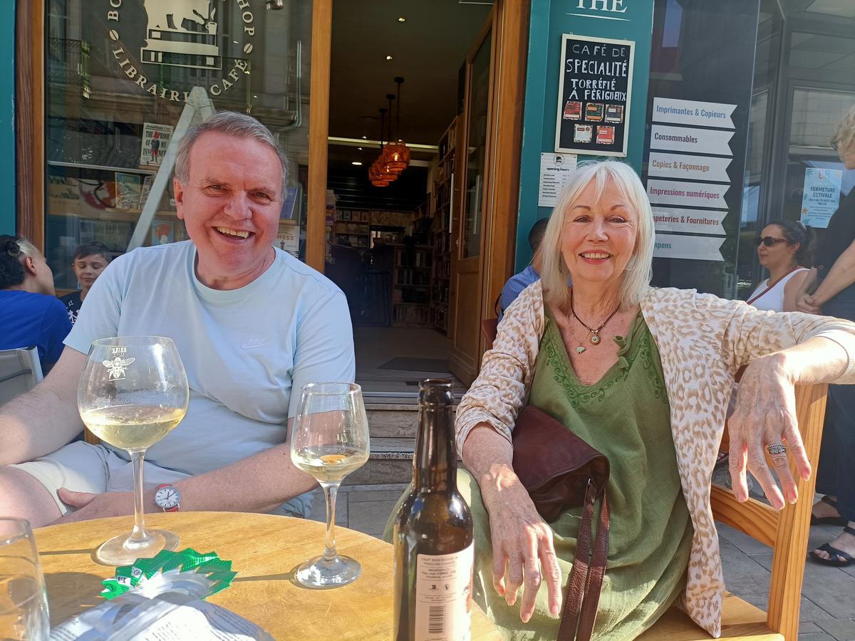Gary Duffy, irlandais, ancien journaliste de la BBC, compte parmi les fidèles
de Bookie’s. Pour sa voisine, américaine, « c’est la première fois ».