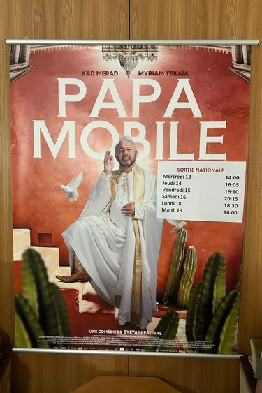 L'affiche de« Papamobile » dans le cinéma de Bagnoles-sur-Orne.