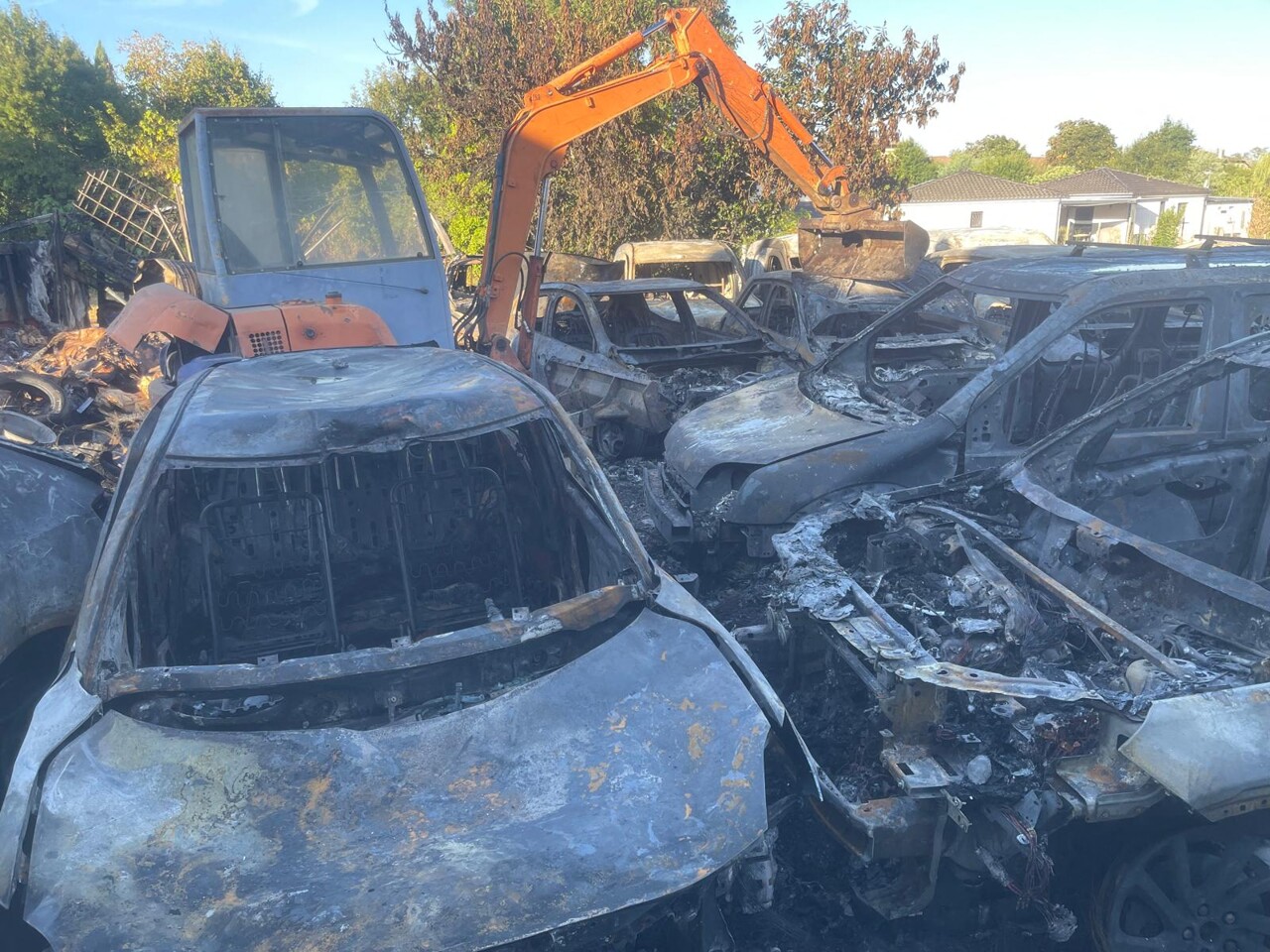 David est désabusé après l'incendie (criminel ?) de son garage automobile près de Toulouse