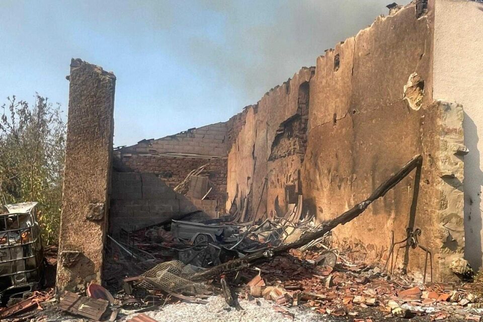 La maison a été détruite par les flammes.