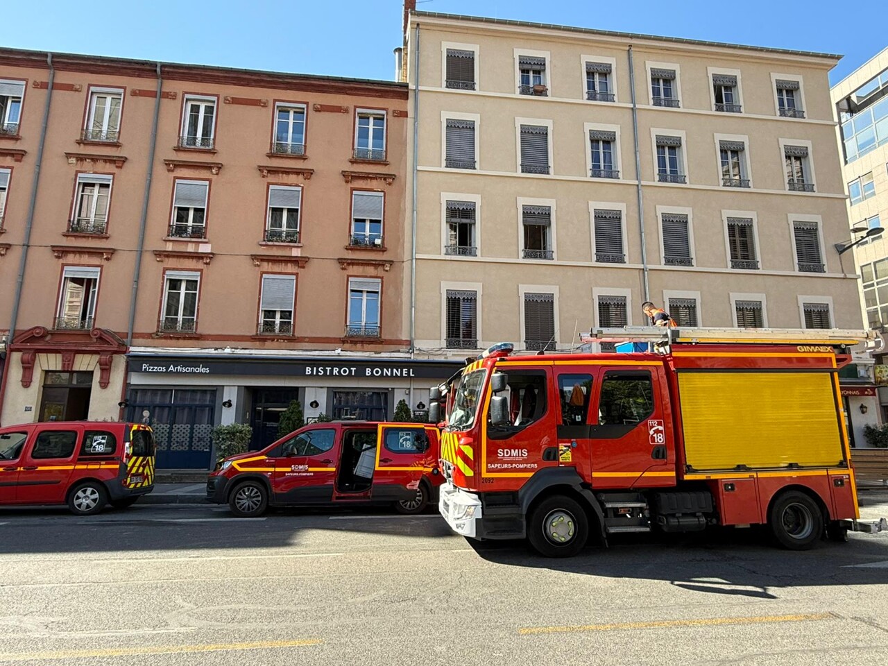 un incendie se déclare dans un immeuble, un homme retrouvé mort