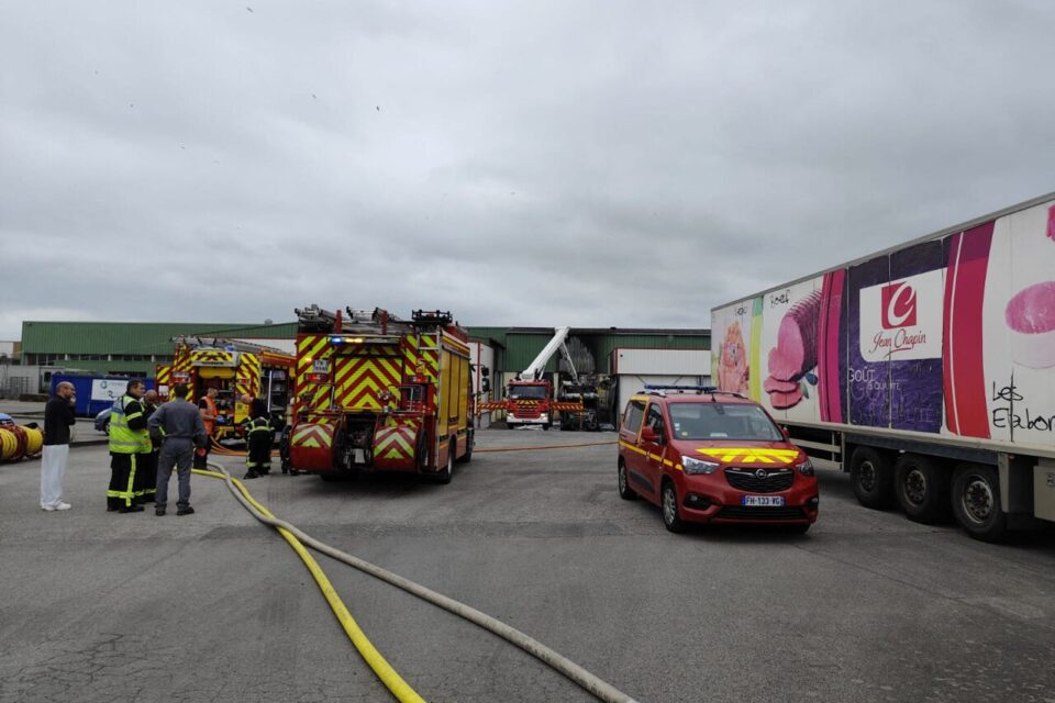 Le feu a débuté dans un camion à quai.