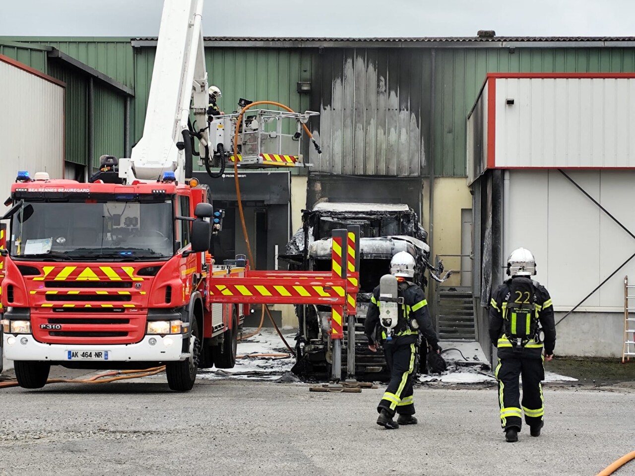 un camion prend feu sur le site d'une usine route de Lorient, 69 personnes évacuées