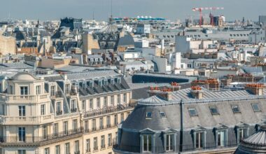 à l'intérieur de son appartement parisien