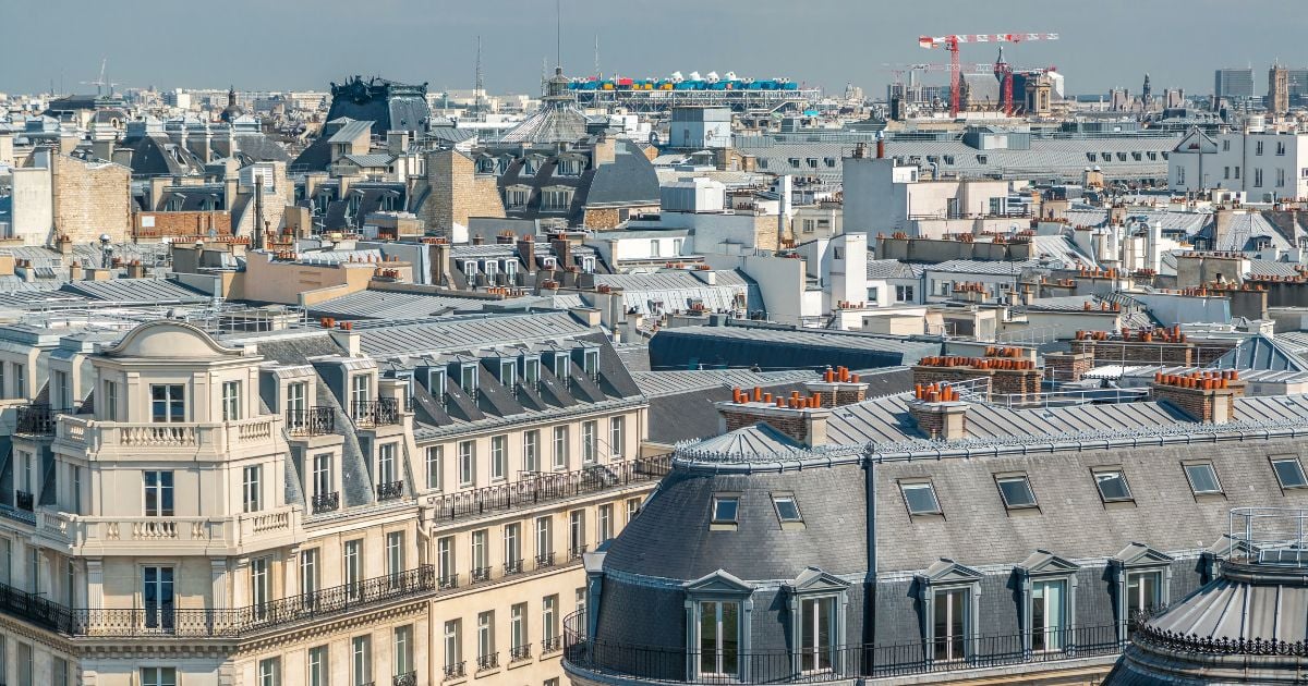 à l'intérieur de son appartement parisien