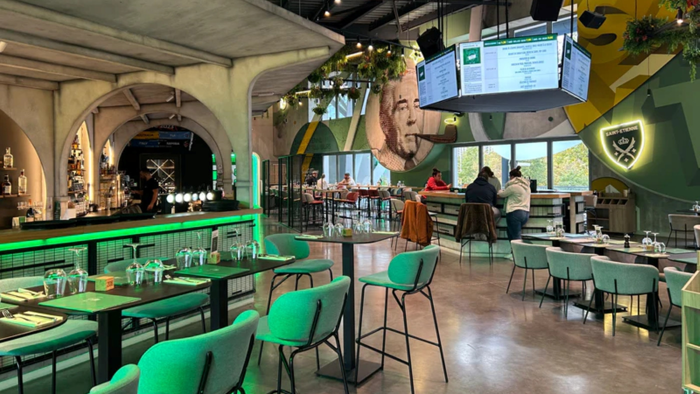 © Nahim Idir - Les jours de matchs de l'ASSE à domicile, la Brasserie Geoffroy-Guichard est privatisée pour les invités du club.