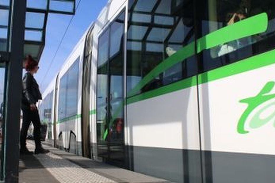 La conductrice d’un tramway sous le choc après une collision avec une voiture à Nantes