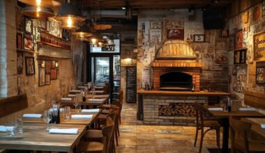 Four en brique, tables en bois et luminaires vintage dans un restaurant