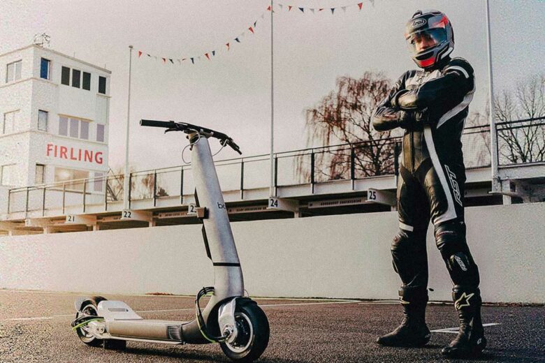 Une trottinette électrique sur circuit.