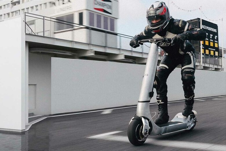 Un pilote sur une trottinette.