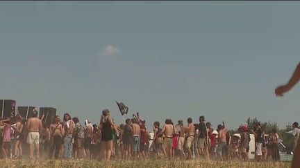 Isère : un millier de fêtards rassemblés à une rave-party (Franceinfo)