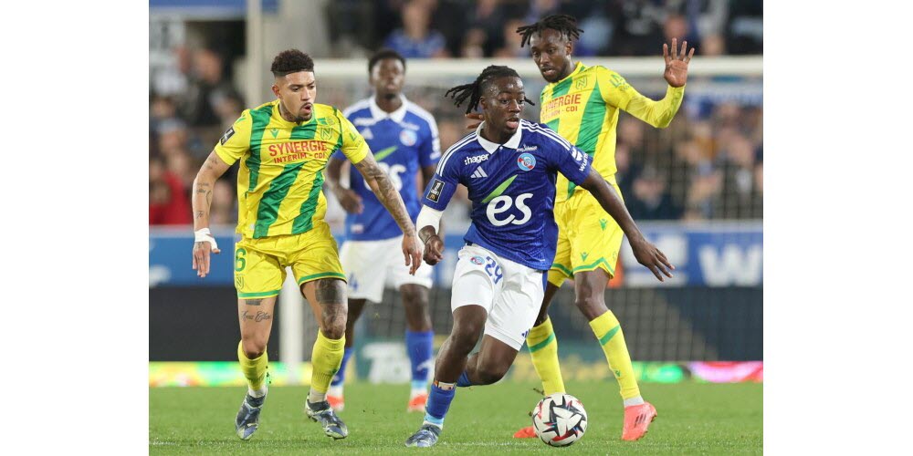 Ismael Doukoure (c) échappe à Douglas Soares Gomes (g) lors du match de L1 de football entre le Racing Club de Strasbourg Alsace ( RCSA) et le FC Nantes à Strasbourg le 27 octobre 2024. Photo Jean-Marc Loos