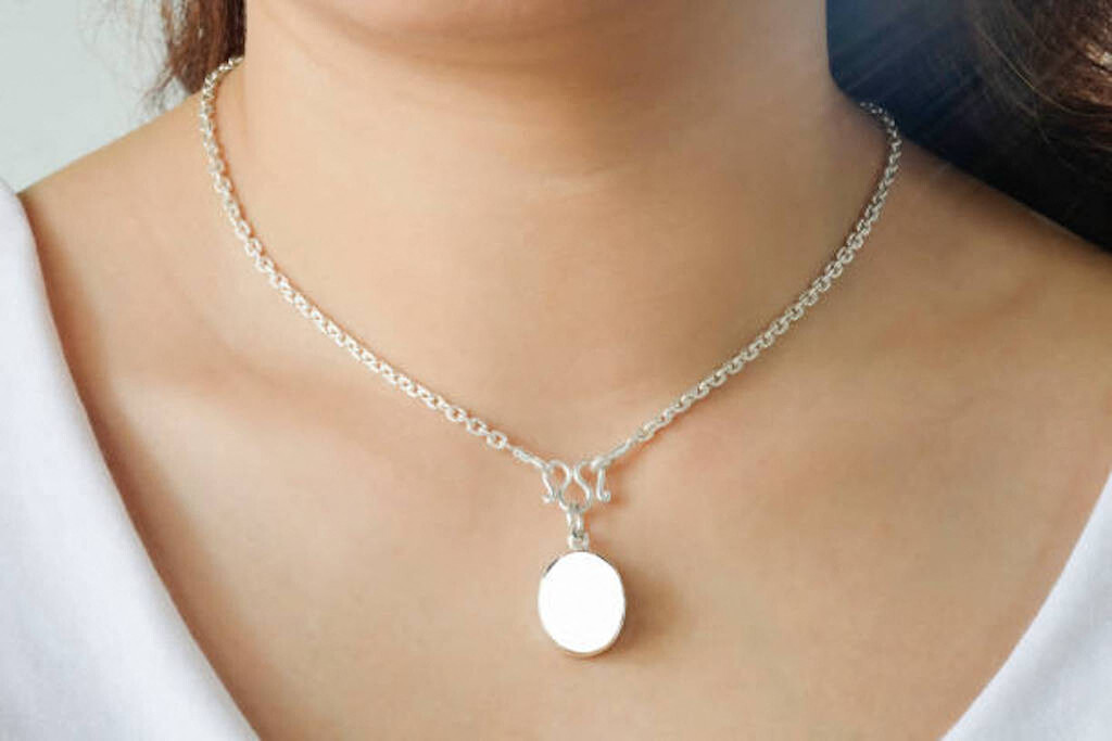 deux piétonnes violemment agressées et blessées pour leurs bijoux de valeur