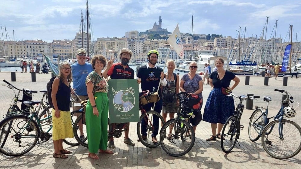 un relais à deux roues et à voile pour un sursaut écologique fait halte à Marseille