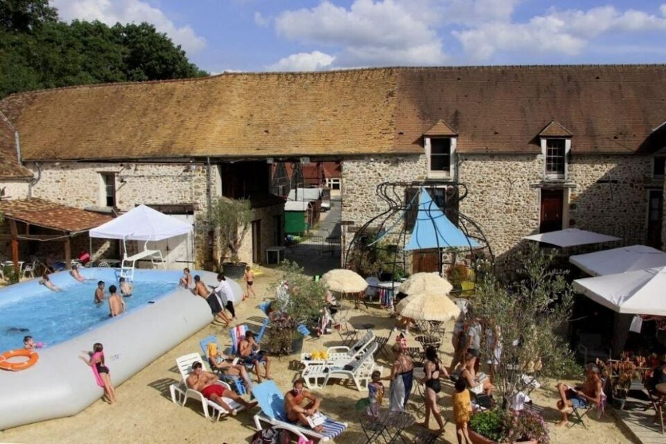 La plage de Janvry est accessible tout l'été  pour 5 €.