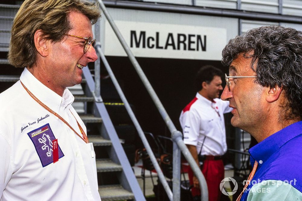 Jean-Pierre Jabouille, représentant de Peugeot F1, s'entretient avec Jordan, qui va récupérer le V10 français en 1995.