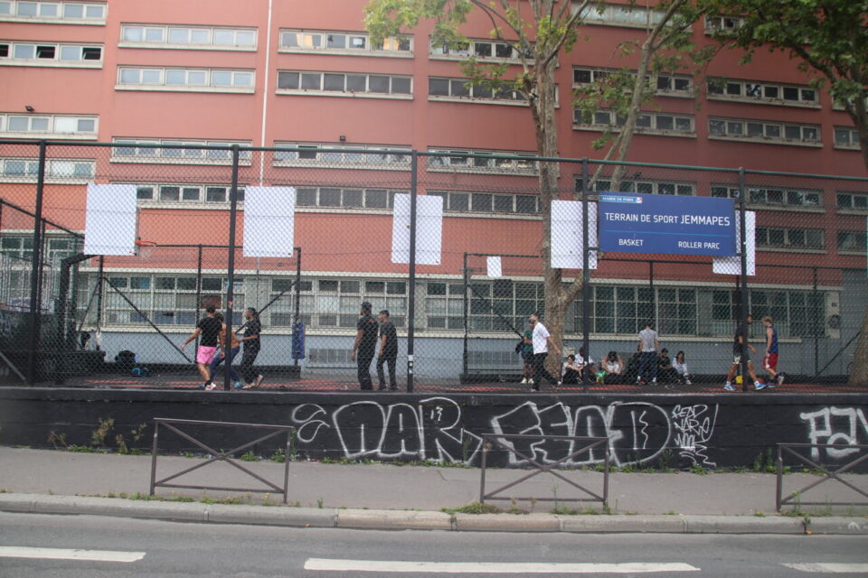 Un immeuble sans cachet toise le terrain. Aucun problème pour les mordus de la balle orange. 