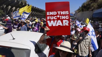 Des manifestants apportent leur soutien aux proches des otages toujours retenus à Gaza et expriment leur mécontentement envers leur gouvernement, à Jérusalem le 17 août 2025. (MENAHEL KAHANA / AFP)