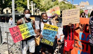 À Marseille, toujours à la rue, les jeunes exilés du kiosque trouvent porte close à la préfecture