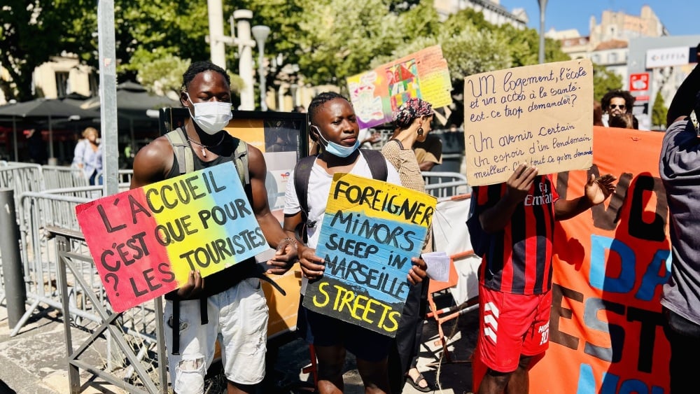 À Marseille, toujours à la rue, les jeunes exilés du kiosque trouvent porte close à la préfecture