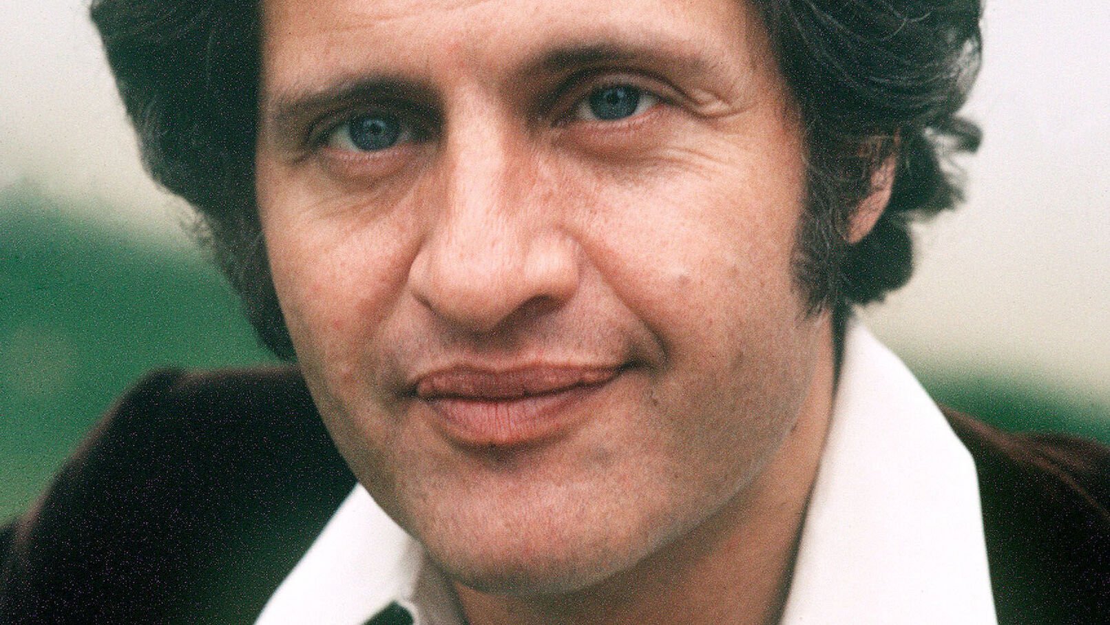 Joe Dassin : les rares confidences de son fils Julien sur le combat sans merci entre sa mère et sa grand-mère