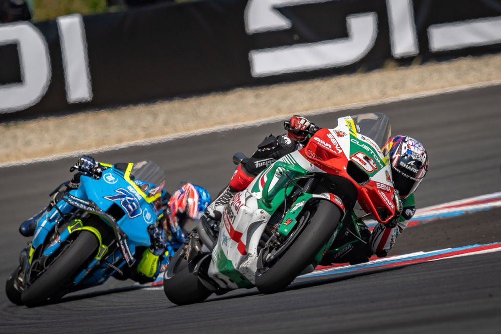 Johann Zarco, ici devant l'Aprilia d'Ai Ogura.