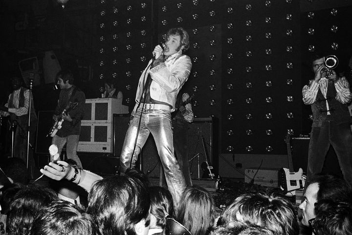 La rock star française Johnny Hallyday se produit sur la scène du Palais des Sports à Paris le 15 novembre 1967. (AFP)