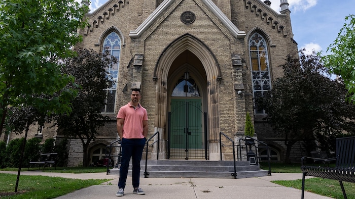 Joshua Lawrence devant l’église First-St. Andrew's de London, en Ontario.