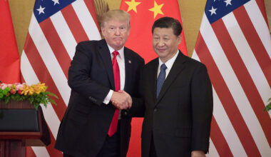 Donald Trump et Xi Jinping se serrant la main. DR.