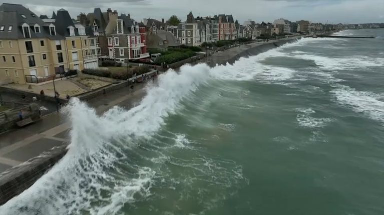 La houle cyclonique touche Saint-Malo ce 27 août au matin - TF1