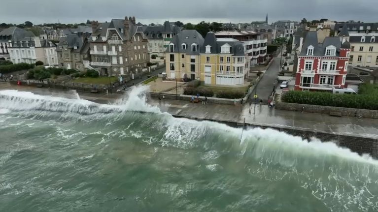 Houle océanique sur la digue de Saint-Malo - TF1