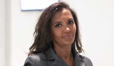 Karine Le Marchand : un humoriste complètement nu à son domicile, vacances pimentées pour l’animatrice de "L’amour est dans le pré"