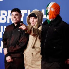 Le groupe de rap nord-irlandais Kneecap le 8 décembre 2024 lors des 27e British Independent Film Awards Awards.
